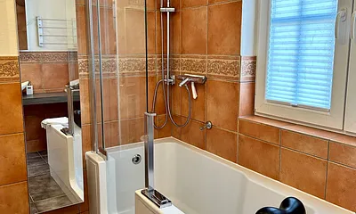 bequeme Duschwanne von Artweger mit Glastür für einen leichten Einstieg