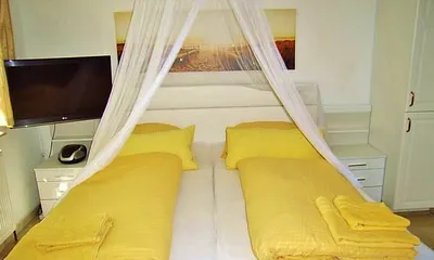 Doppelbett Hauptzimmer FeWo mit Terrasse und Blick zur Mollibahn