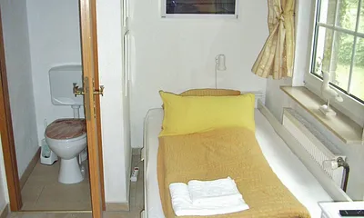 kl. Einzelzimmer mit extra WC/Waschbecken und Einzelbett
