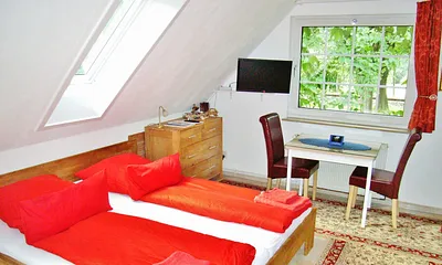Doppelbett und Sitzecke Appartement "Molliblick" Hauptzimmer