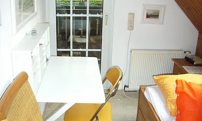 Nebenzimmer mit Zugang zur Loggia und extra Eingang