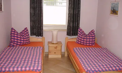 Schlafzimmer mit zwei Einzelbetten