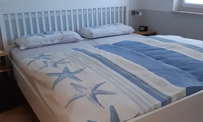 Gemütliches Schlafzimmer mit Kleiderschrank