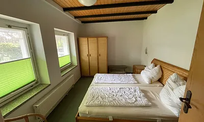 Schlafzimmer mit Doppelbett