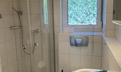 Bad mit Dusche und WC