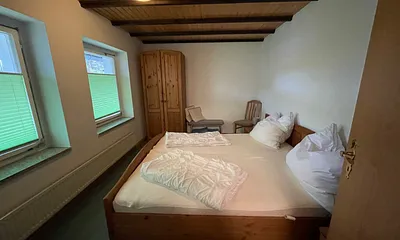 Schlafzimmer mit Doppelbett