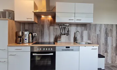 Geschirrspüler, Herd mit Backofen, Mikrowellen, Kaffeemaschine, Wasserflächen, Toaster 