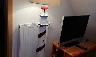 Leuchtturmstehlampe verbreitet ein maritimes Flair