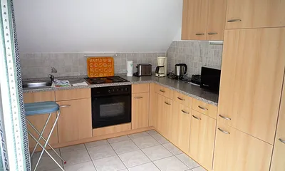 helle geräumige Küche mit Mikrowelle