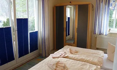 Das kleinere Schlafzimmer ebenfalls mit Doppelbett