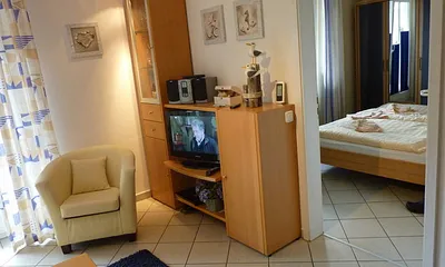 Unterhaltungsecke mit TV, DVD-Player, Filme, Bücher, Spiele und WLAN