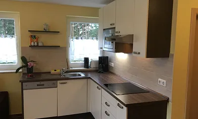 Komfortable Küche mit Geschirrspüler, Mikrowelle, Cerankochfeld, Kindergeschirr