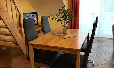 helles und geräumiges Wohnzimmer mit SAT-TV und Esstisch