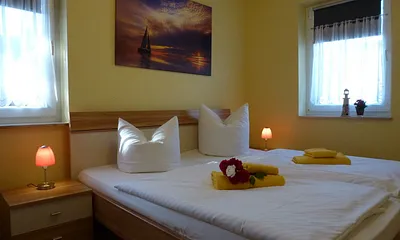 Schlafzimmer mit einem großen Doppelbett und großen Kleiderschrank