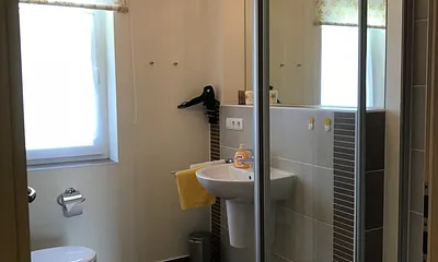 sehr schönes Badezimmer mit Dusche, WC und Föhn