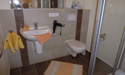 sehr schönes Badezimmer mit Dusche und Föhn