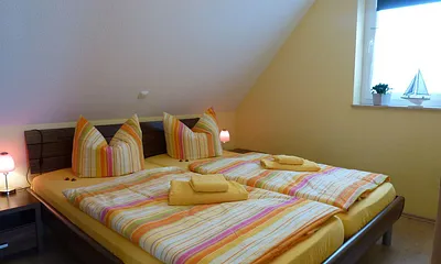 Schlafzimmer 1 mit Doppelbett und Kleiderschrank