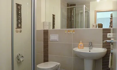 sehr schönes Badezimmer mit Dusche und Föhn