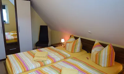 Schlafzimmer 1 mit Doppelbett und Kleiderschrank