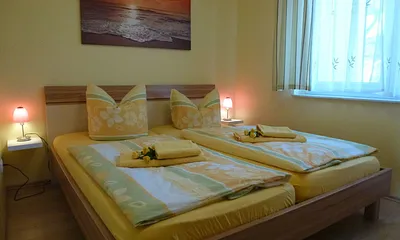 Schlafzimmer mit Doppelbett