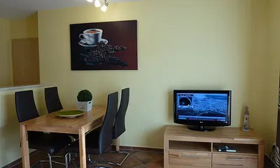 Essbereich für 4 Personen und SAT-TV