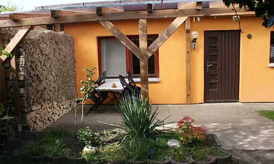 Außenansicht mit Terrasse