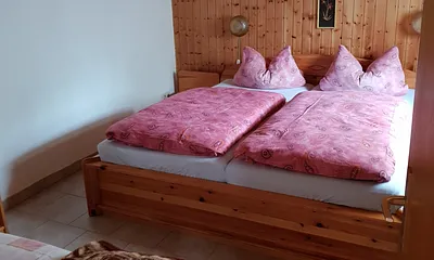 Schlafzimmer mit drei Schafmöglichkeiten