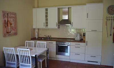 Der Esstisch mit der Küche