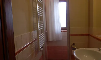 Badezimmer mit großer Dusche