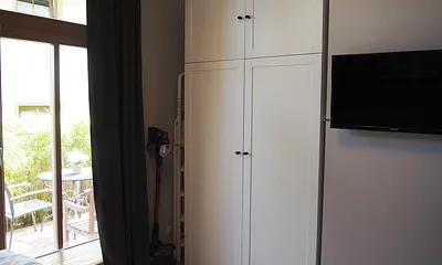 großer Schrank und 2. Fernseher