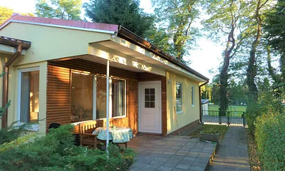 überdachte Terrasse mit Gartenmöbeln