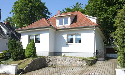 Strassenansicht mit Parkplatz 