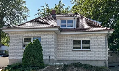 Strassenansicht mit Parkplatz 