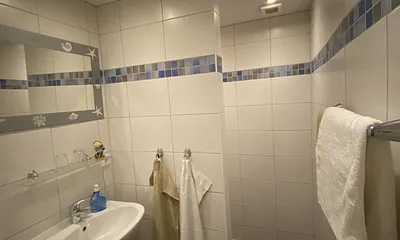 Kleines Bad mit barrierefreier Dusche,Waschbereich und WC