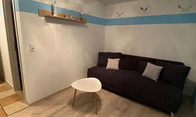 Wohnbereich mit ausklappbarer Schlafcouch