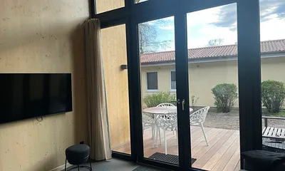 Wohnraum mit TV und Terrasse 