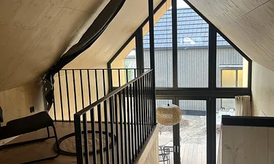 Galerie mit Ausblick Richtung Fensterfront 