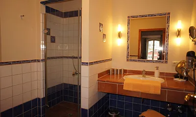 Bad mit schwellenloser Dusche, WC, großem Waschtisch und Fußodenheizung