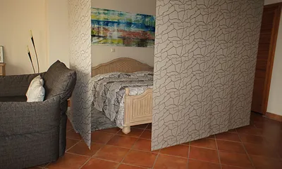 Schlafbereich mit Flächenvorhängen abtrennbar