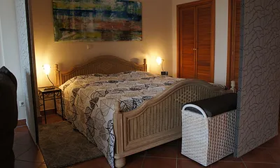 Doppelbett mit Einbauschränken