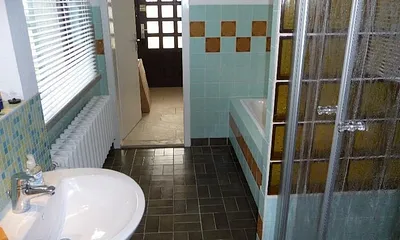 Retro-Bad mit Wanne und Dusce