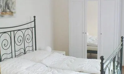 Schlafzimmer 1 mit zusätzlichem Kinderbettchen