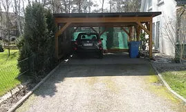 Carport und Eingang