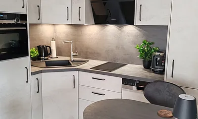 moderne Einbauküche mit Backofen