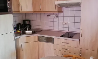 voll ausgestattete Einbauküche mit Geschirrspülmaschine