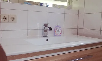 Waschtisch mit großem LED-beleuchtetem Spiegel