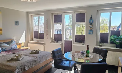 Wohn--und Schlafraum 