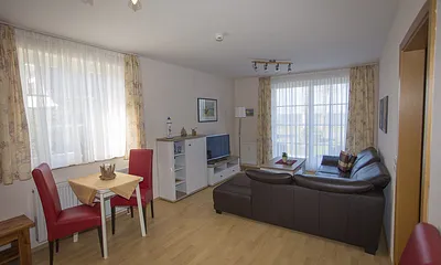 Wohnzimmer (durch Balkonfenster Blick zum Wasser)