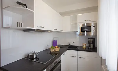 Küche mit Geschirrspüler und Backofen