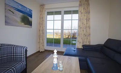 Wohnzimmer mit Terrasse mit Blick auf das Wasser